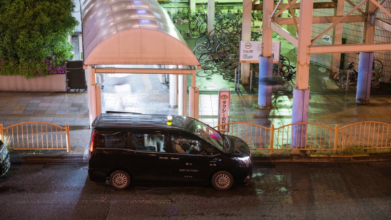 东京雨夜出租车站的延时视频视频素材