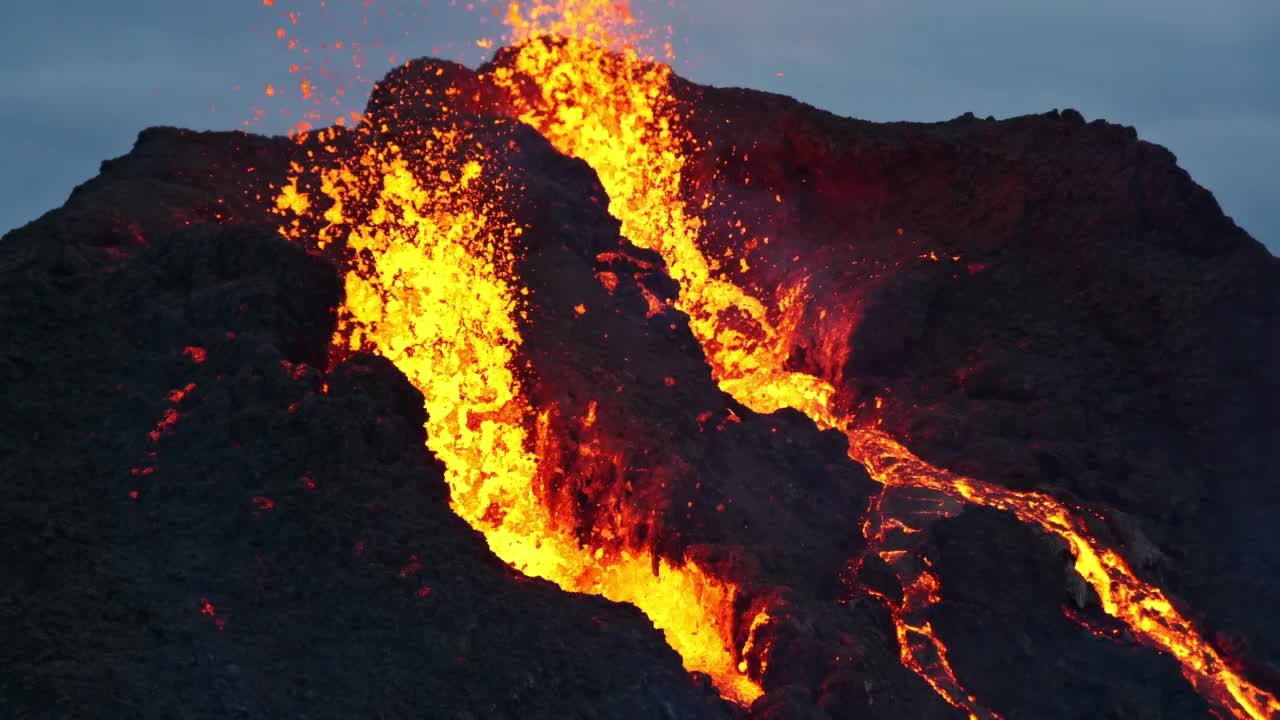 冰岛雷克雅尼半岛，Grindavík, Fagradalsfjall附近的Geldingadalir山谷火山爆发的特写。视频素材