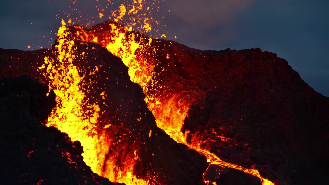 冰岛雷克雅尼斯Grindavík, Fagradalsfjall附近的Geldingadalir山谷火山爆发的惊人近景，炽热的熔岩在黑暗中爆炸。视频素材