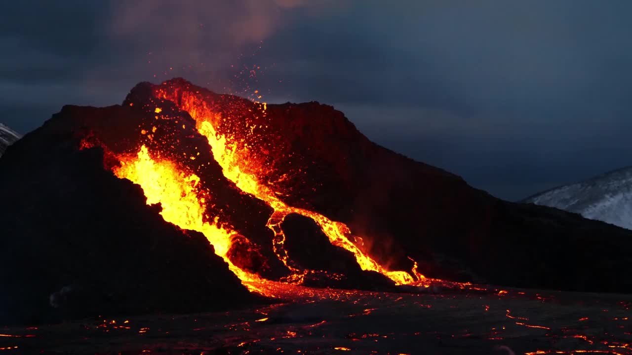 冰岛雷克雅尼半岛，Grindavík, Fagradalsfjall山附近的Geldingadalir火山的近距离喷发，灼热的熔岩在晚上爆炸。视频下载