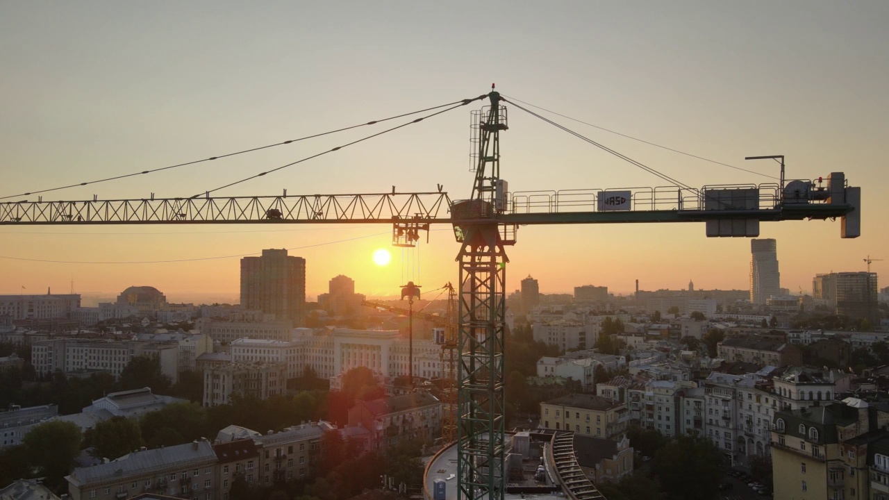 乌克兰基辅清晨，大型建筑起重机视频素材