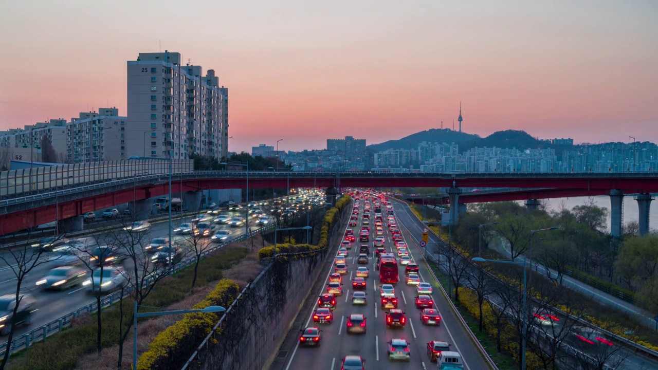 韩国首尔市黄昏时分的交通。视频素材