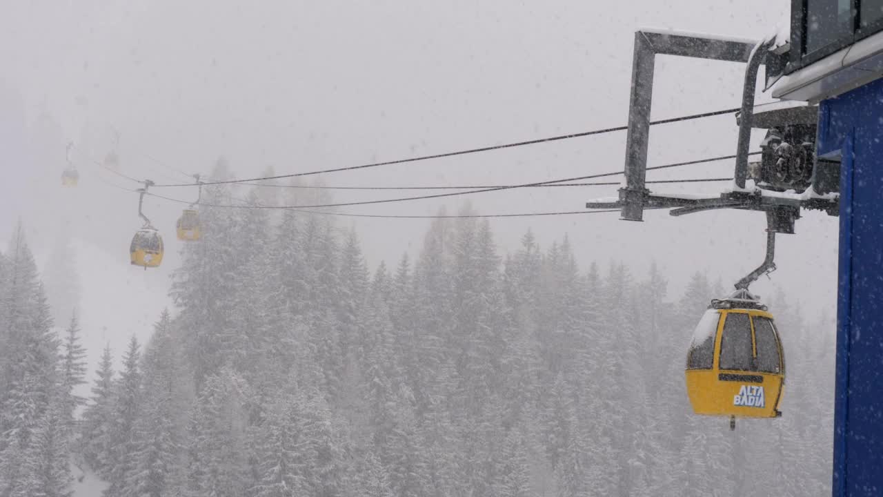 移动的黄色索道在白云石意大利山在雪天-慢动作视频素材