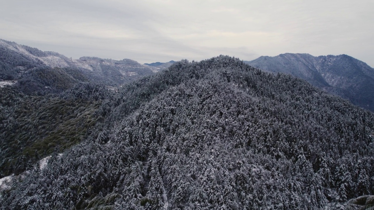 暮华雪覆山腰村视频素材