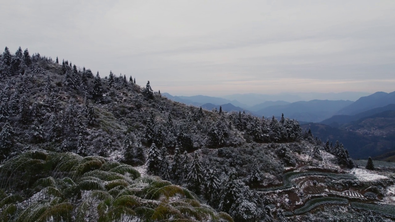 暮华雪覆山腰村视频素材