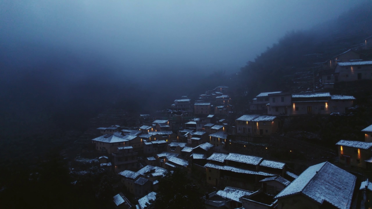 暮华雪覆山腰村视频素材