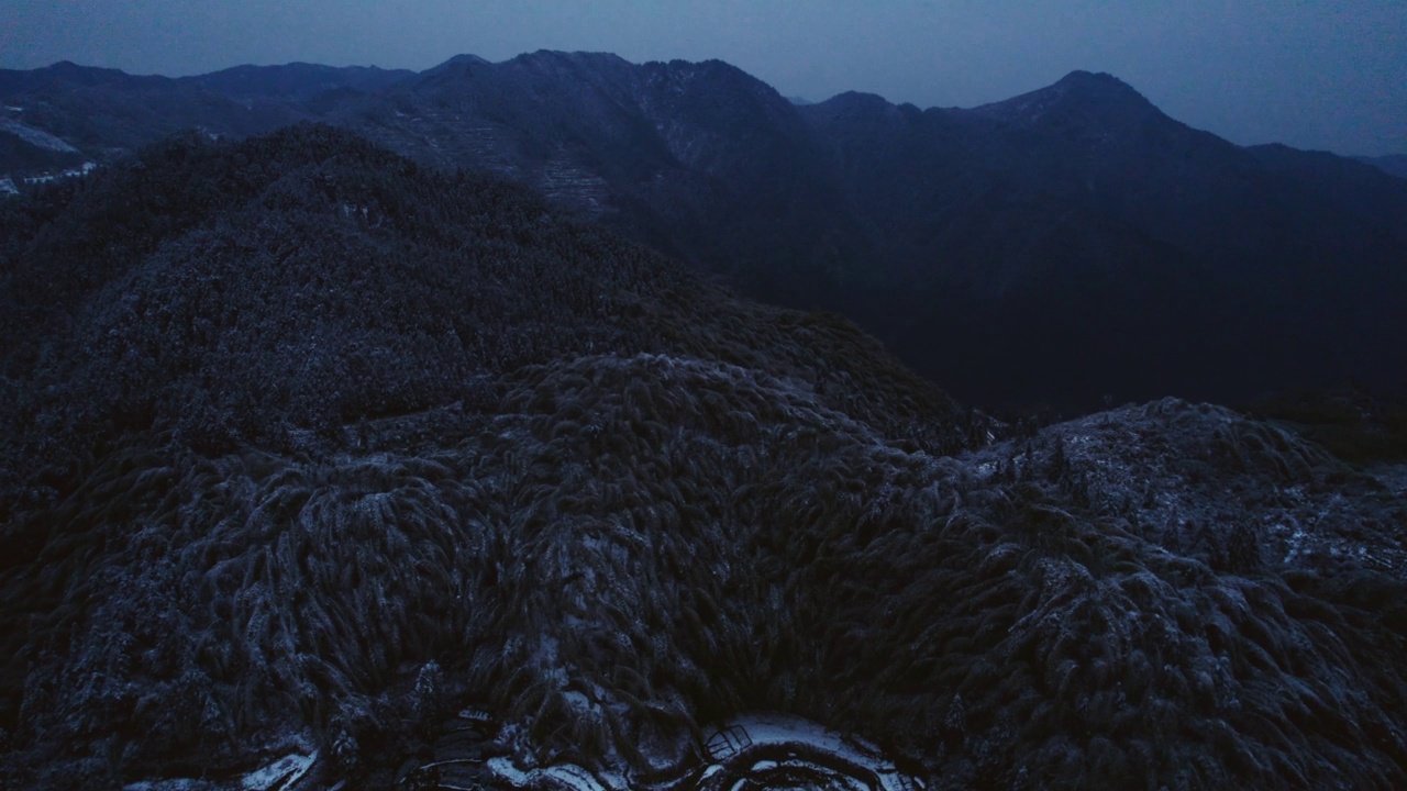 暮华雪覆山腰村视频素材