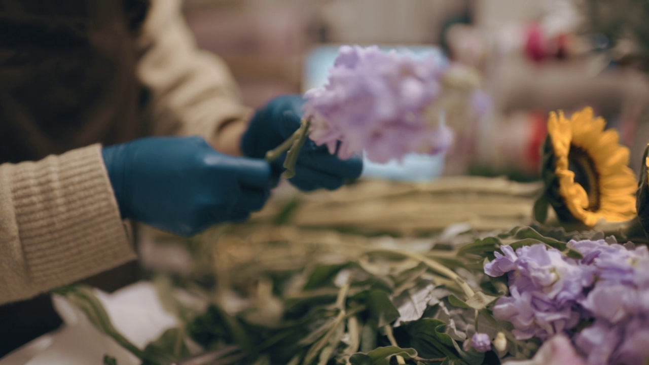 亚洲华人女花商，小企业主在花店切割和安排花束。日常经营小生意视频素材画面2