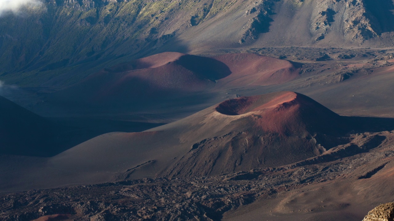 MS TL雾在夏威夷毛伊岛哈雷阿卡拉火山口的煤渣锥上移动视频素材