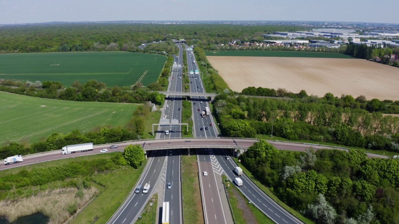 公路交汇处或公路十字路口的鸟瞰图。视频素材