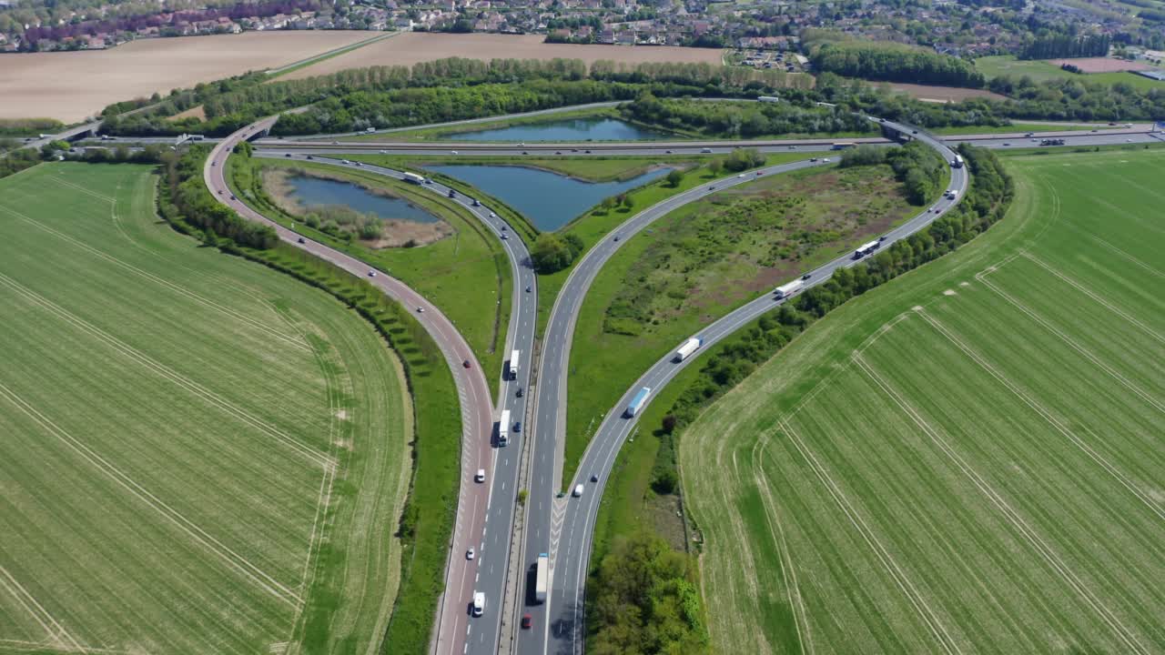 公路交汇处或公路十字路口的鸟瞰图。视频素材