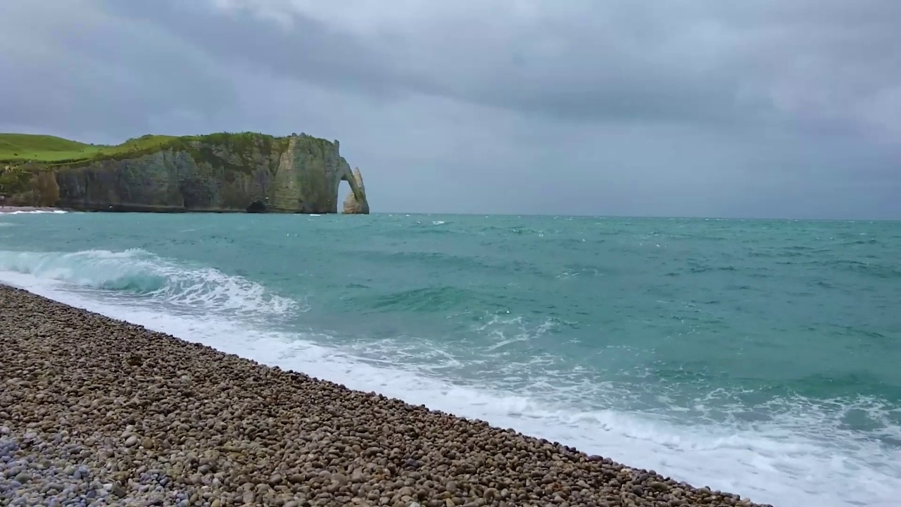 海浪拍打着海岸，强大透明的水冥想景观，海水中的岩石视频素材