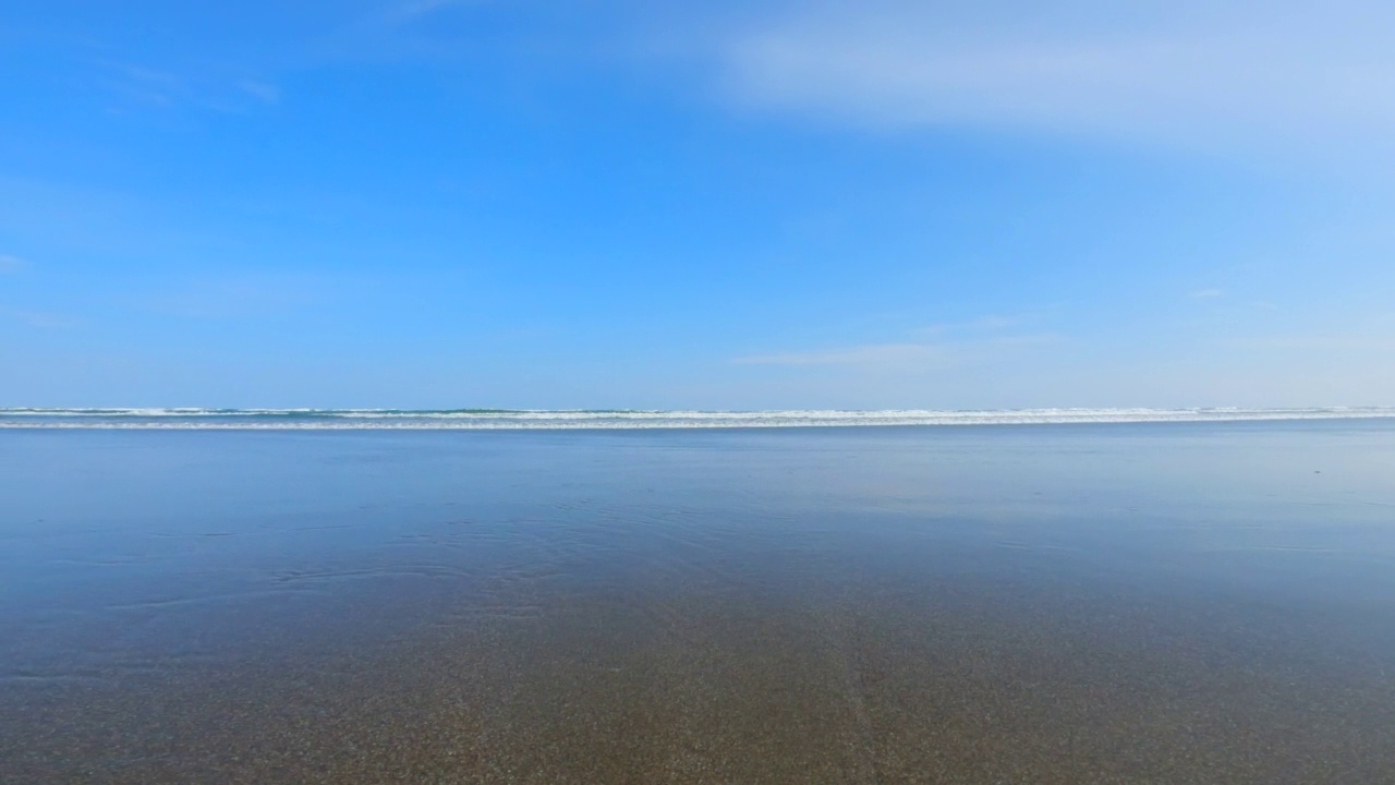 波浪拍打着海滩视频素材