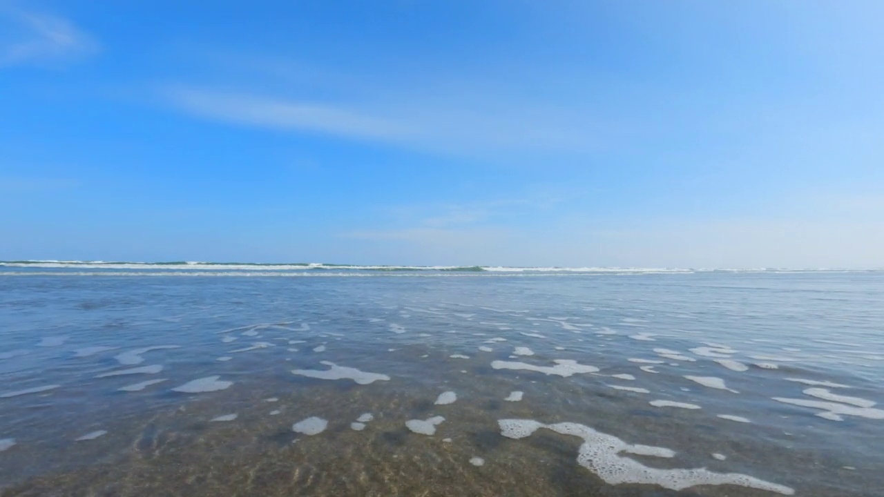 波浪拍打着海滩视频素材