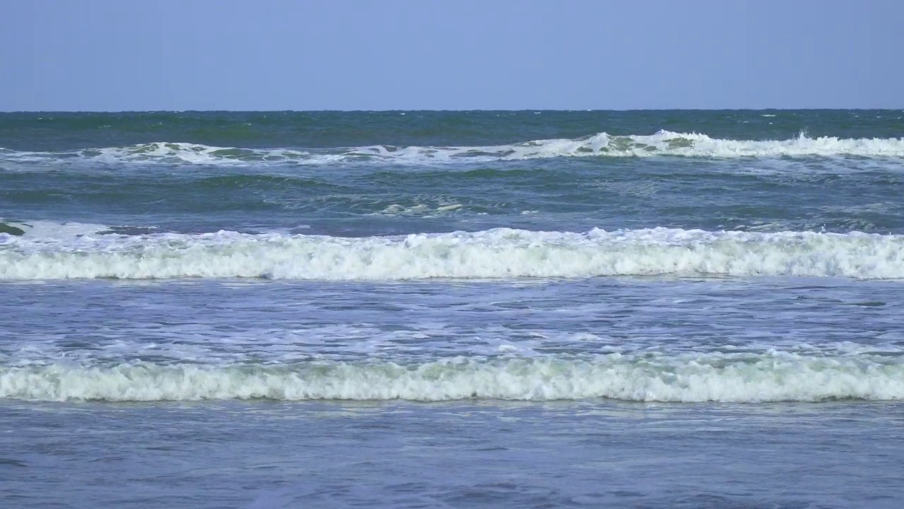 波浪拍打着海滩视频素材