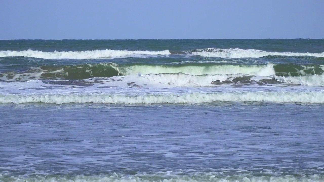 波浪拍打着海滩视频素材