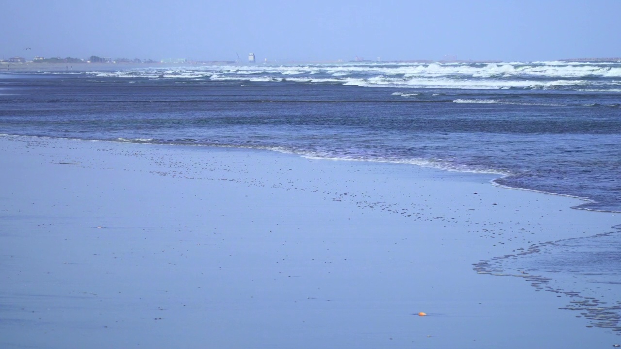 拍打着海浪和海岸线。波浪拍打着海滩视频素材