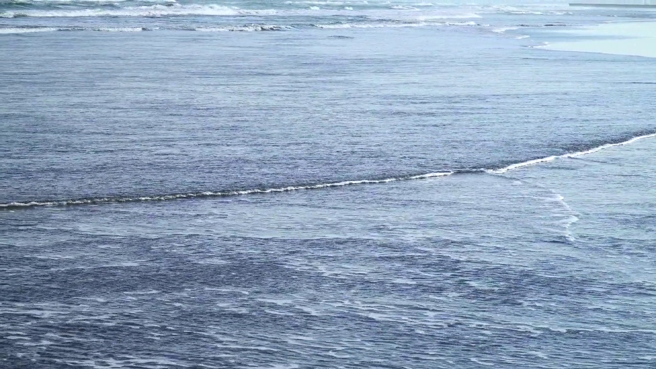 波浪拍打着海滩视频素材