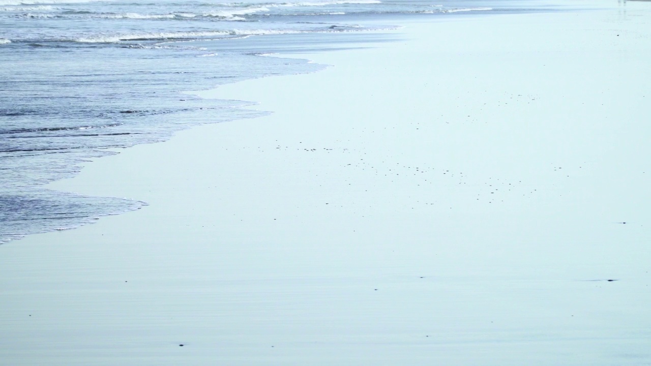 波浪拍打着海滩视频素材