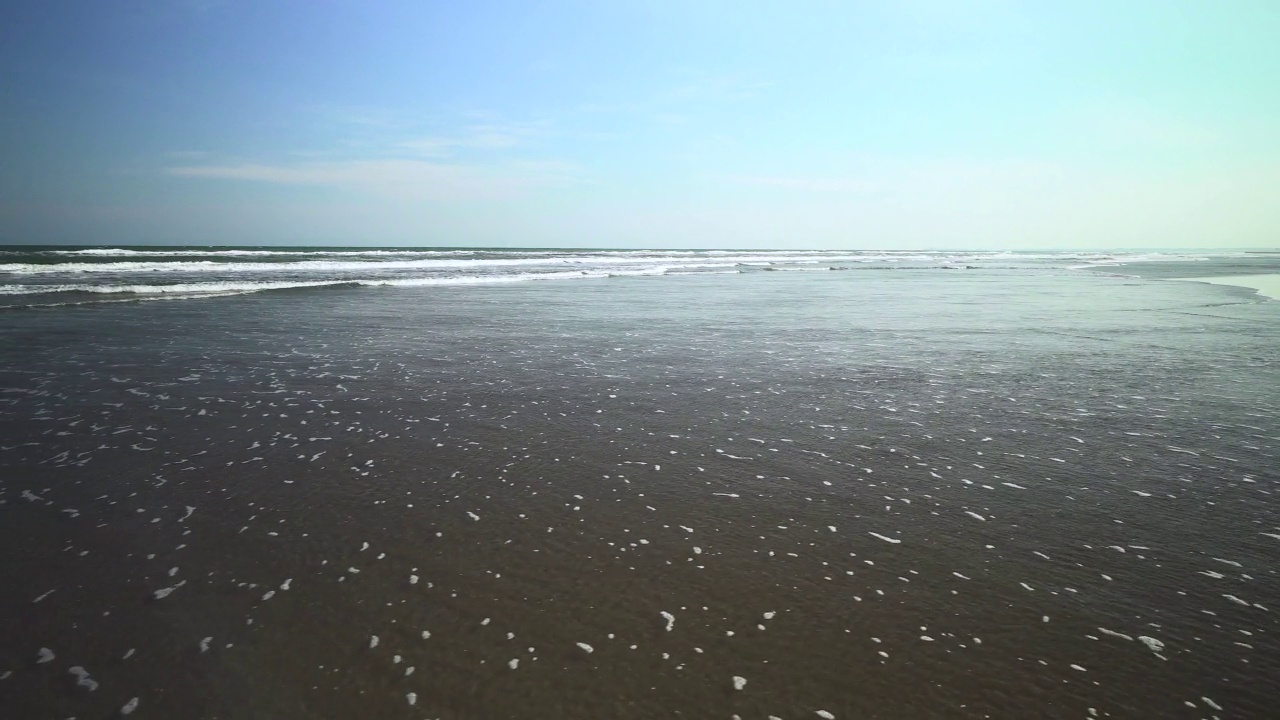 拍打着海浪和海岸线。波浪拍打着海滩视频素材