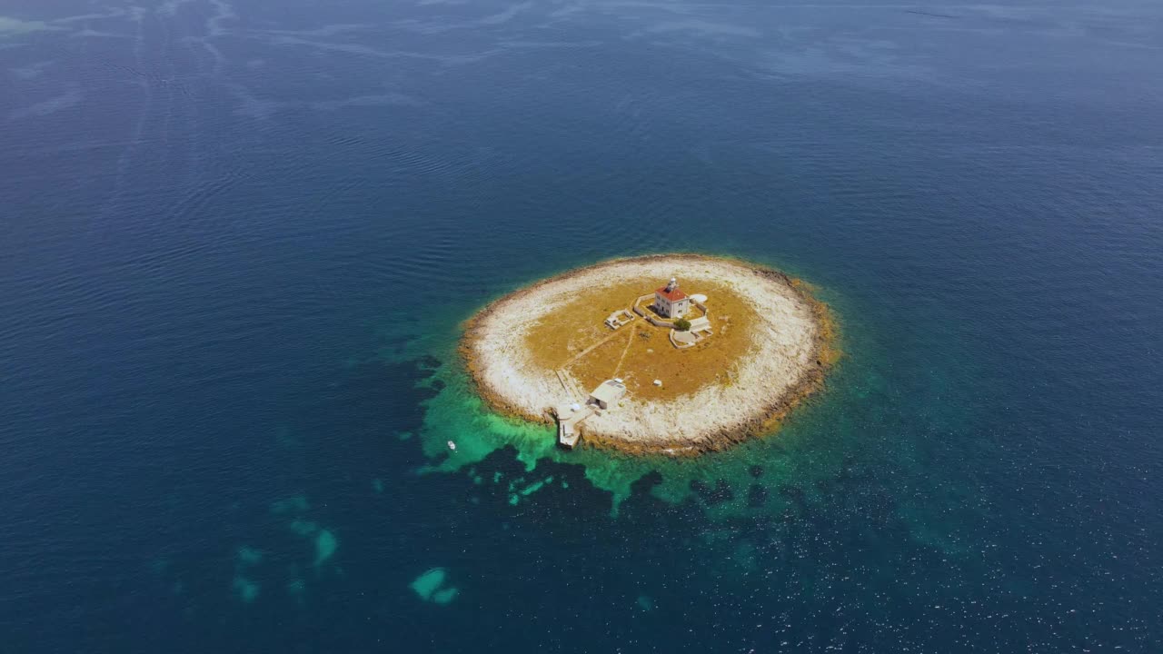 在达尔马提亚亚得里亚海的灯塔岛屿的鸟瞰图，克罗地亚视频素材