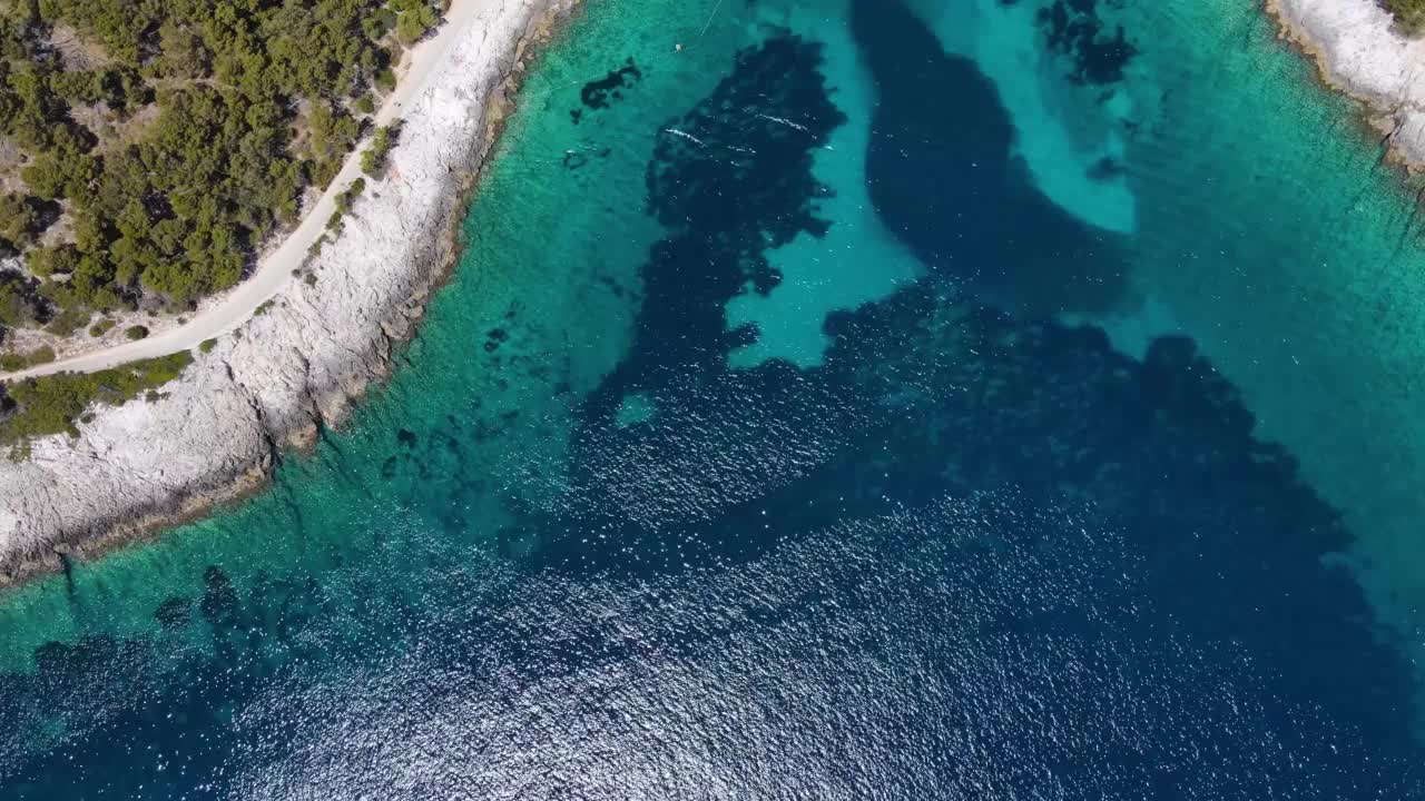 从空中俯视克罗地亚达尔马提亚赫瓦尔岛的绿松石水湾，海滩和游艇。夏季的度假胜地视频素材