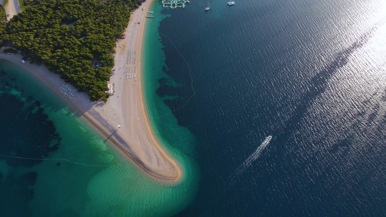 Zlatni Rat海滩在亚得里亚海布拉克岛，达尔马提亚，克罗地亚。4k无人机视频视频素材