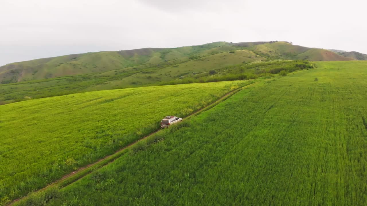 鸟的眼睛在草地上看4wd驾驶山孤立在黑岩山在格鲁吉亚视频素材