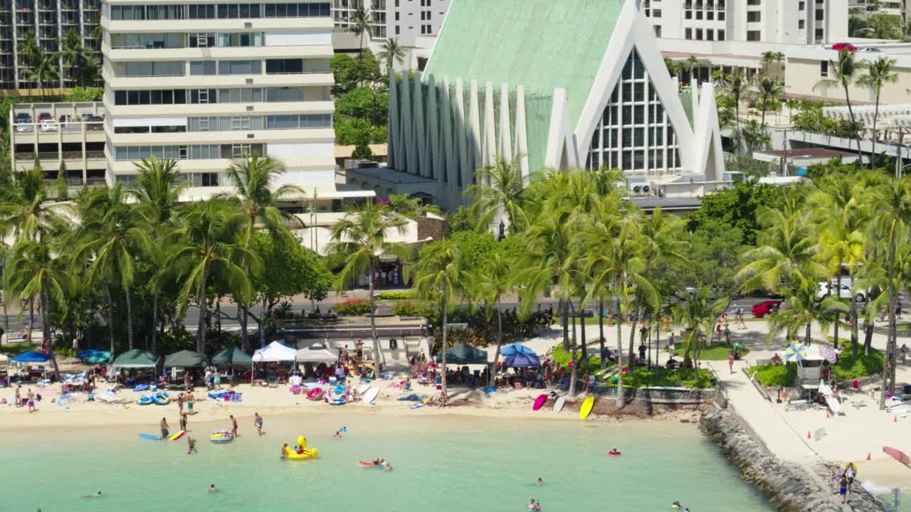 wsa沿怀基基海滩/夏威夷火奴鲁鲁航拍跟踪视频素材