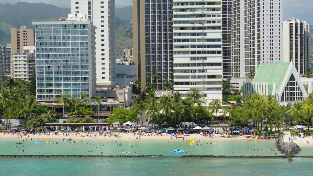 wsa沿怀基基海滩/夏威夷火奴鲁鲁航拍跟踪视频素材