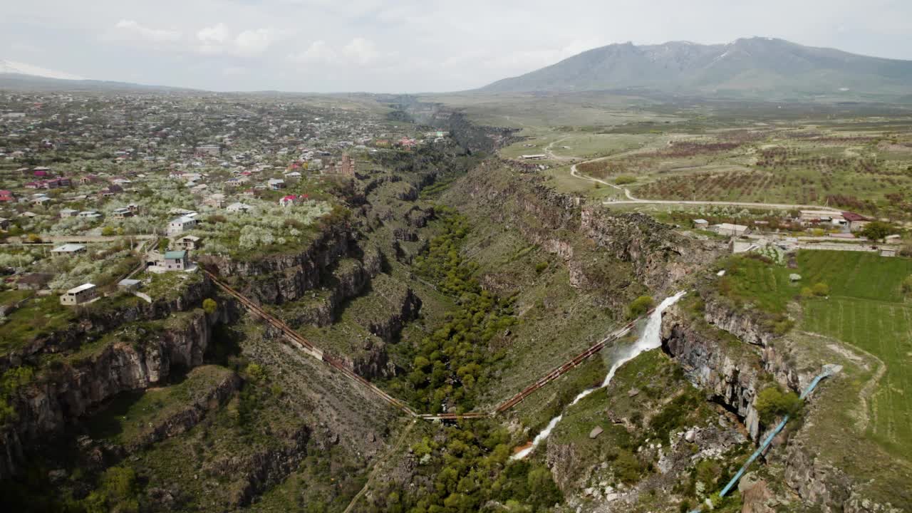 亚美尼亚美丽的风景，卡萨格河峡谷边缘的Hovhannavank修道院，阿拉山和右边的小瀑布视频素材