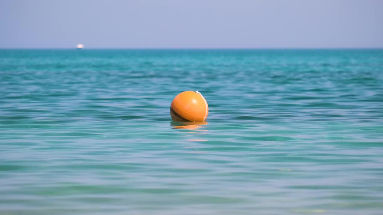 橙色的浮标漂浮在海面的波浪上。人的生命安全理念视频素材