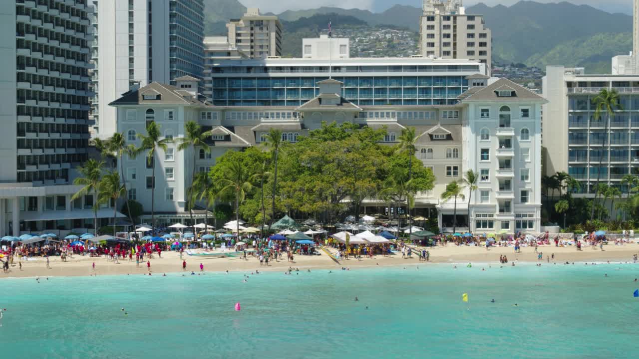 夏威夷檀香山威基基海滩上的冲浪者上空视频素材