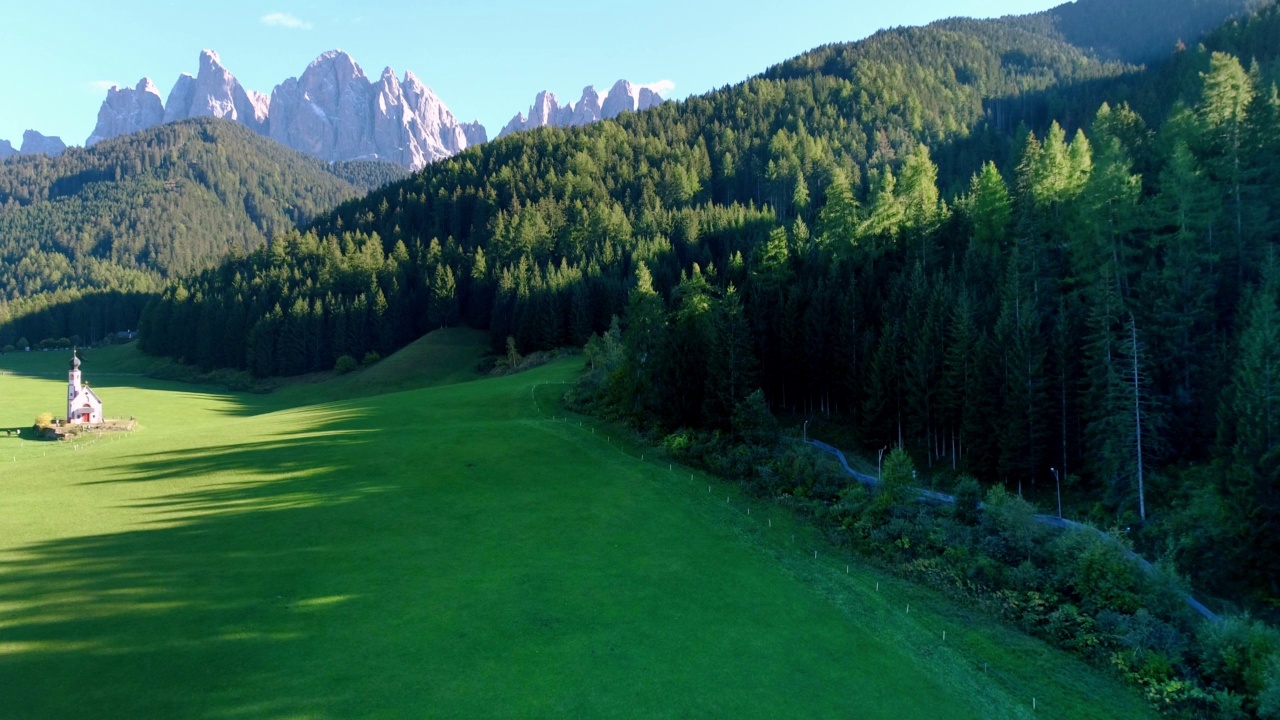 富内斯谷(Villnößtal, Val di Funes)和圣约翰教堂的Nepomuk在拉努伊前的Geisler山视频素材