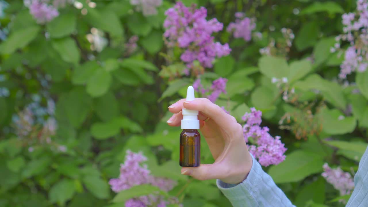 鼻用喷雾剂过敏者使用背景上开花植物的近距离接触视频素材