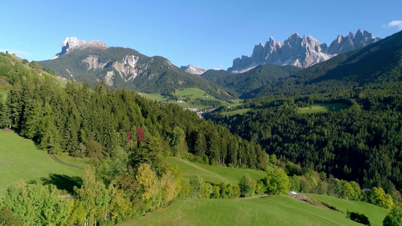 富内斯谷(Villnößtal, Val di Funes)在Geisler山脉前视频素材