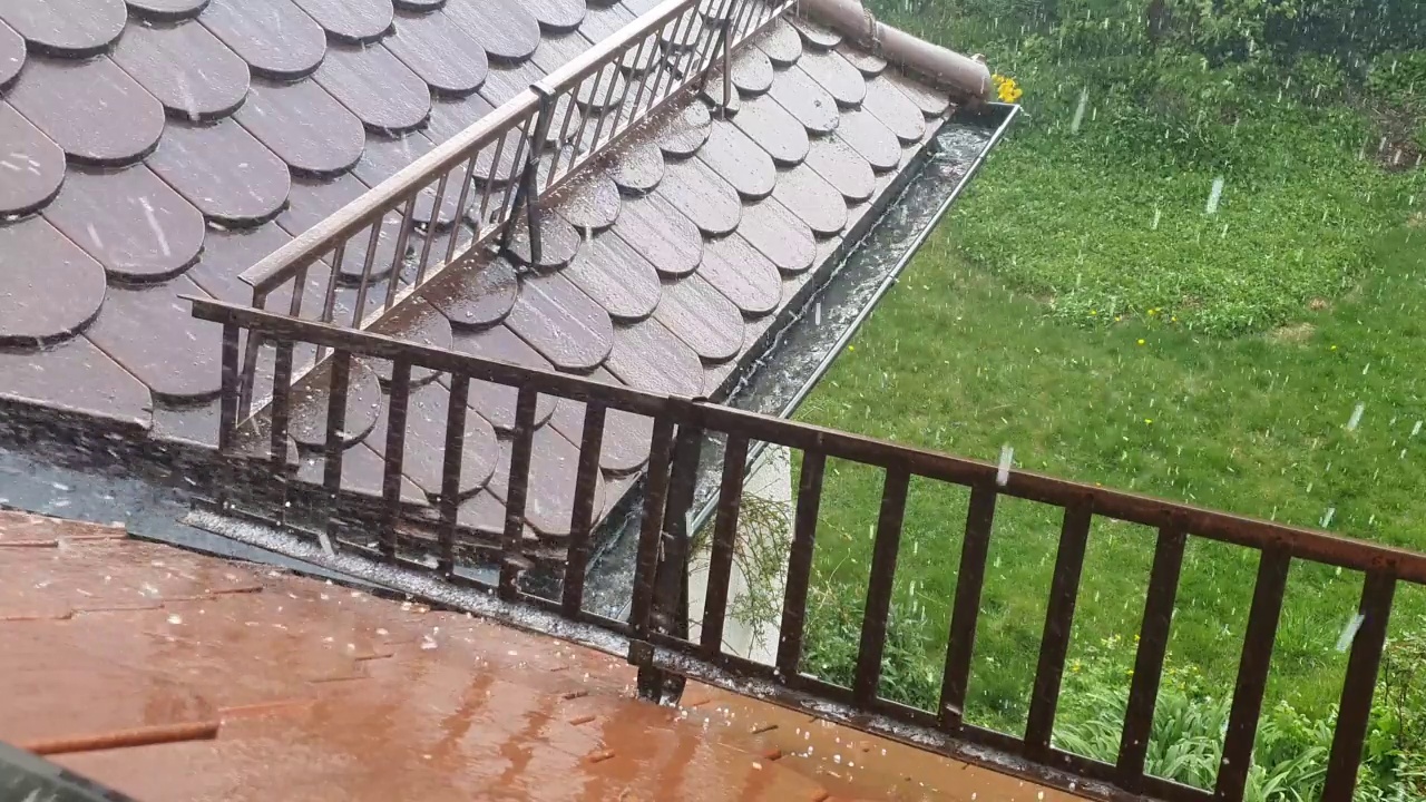 雷雨期间屋顶的特写视频素材