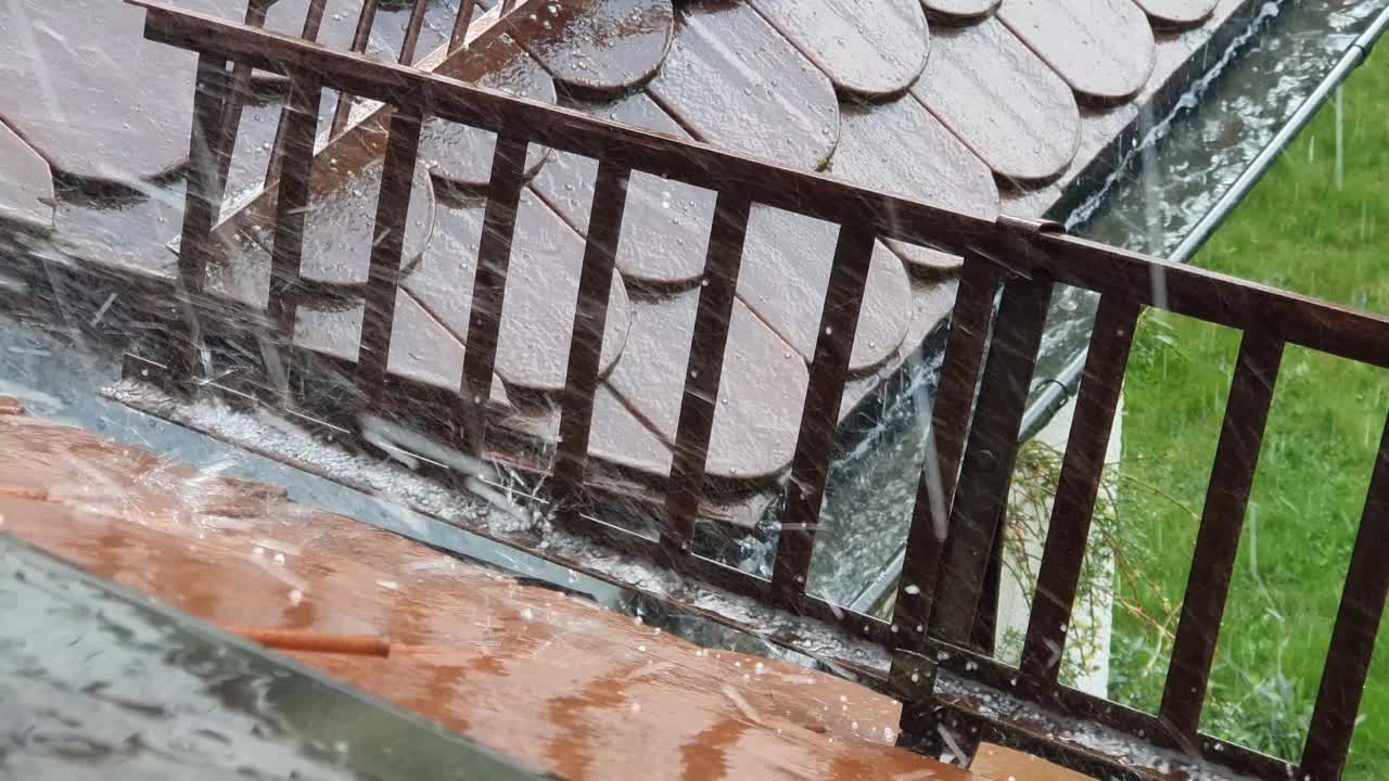 雷雨期间屋顶的特写视频下载