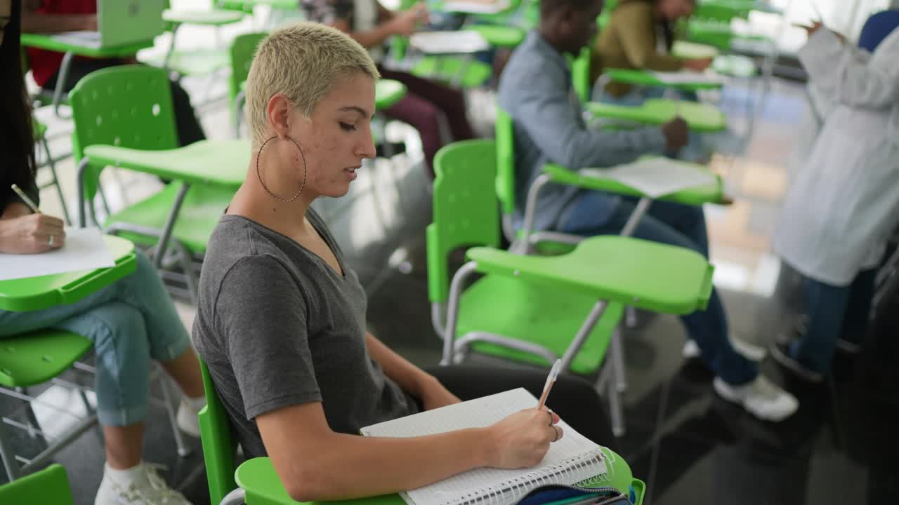 教室里一个学生的肖像视频素材