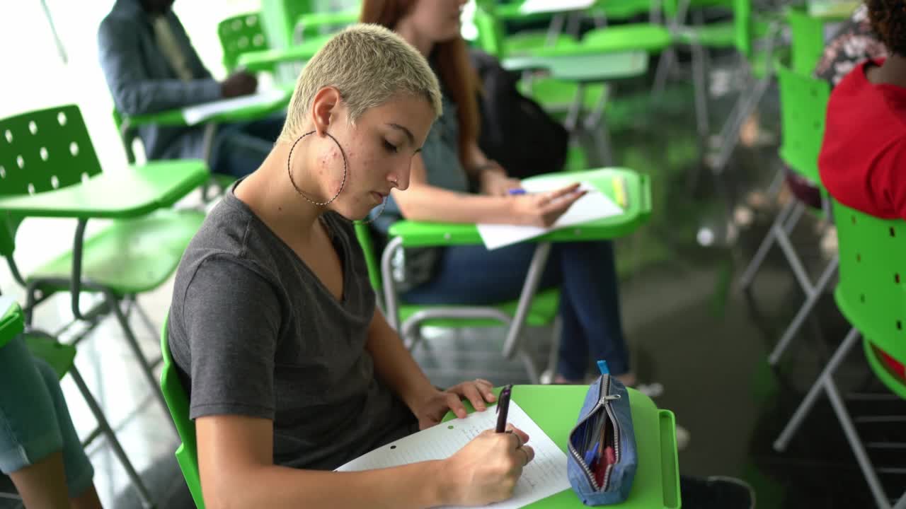 学生在教室里做测试视频素材