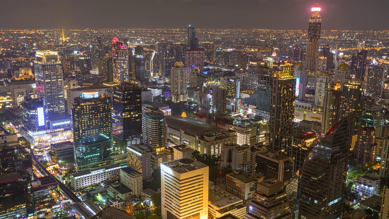 Ploenchit枢纽与汽车交通摩天大楼的鸟瞰图。泰国曼谷市区的夜景视频素材