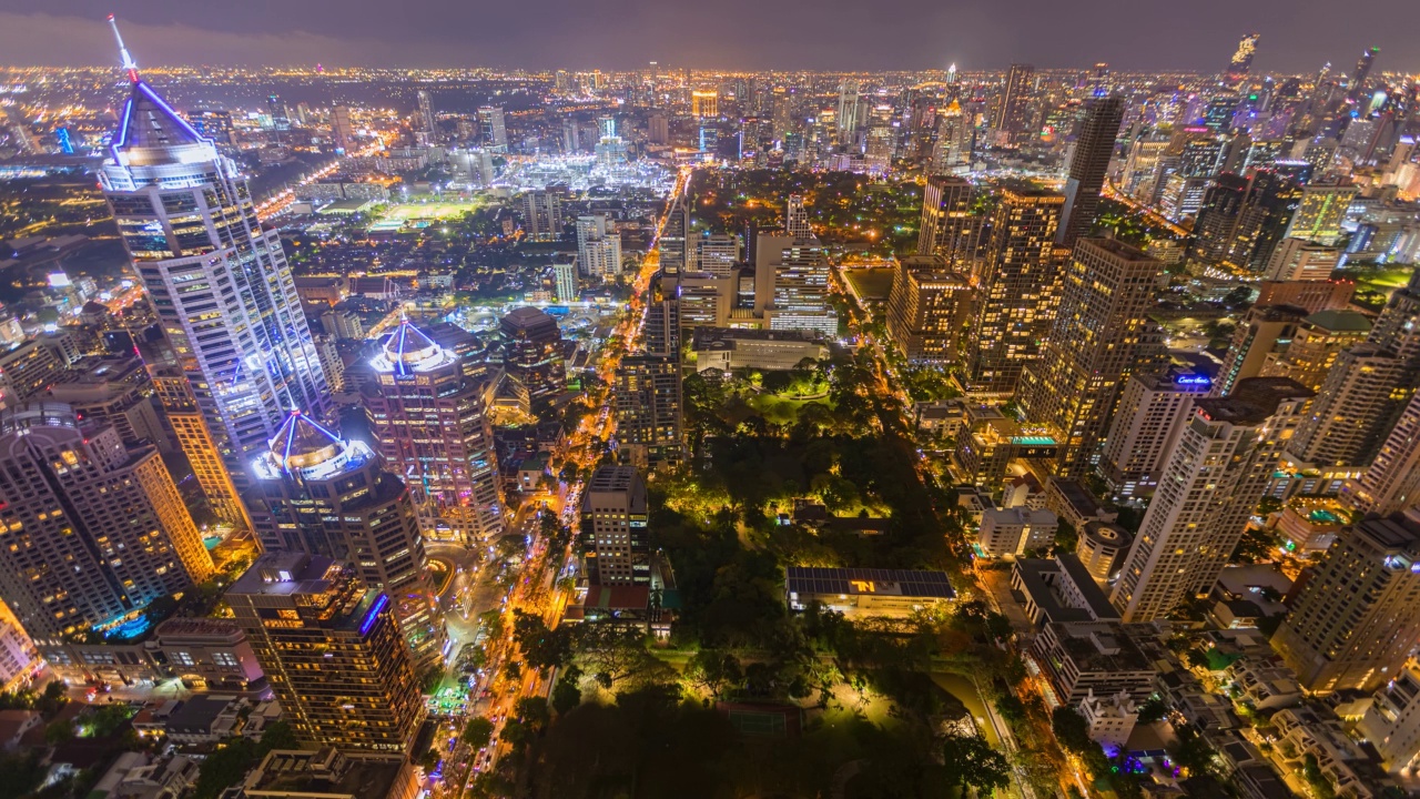 Ploenchit枢纽与汽车交通摩天大楼的鸟瞰图。泰国曼谷市区的夜景视频素材