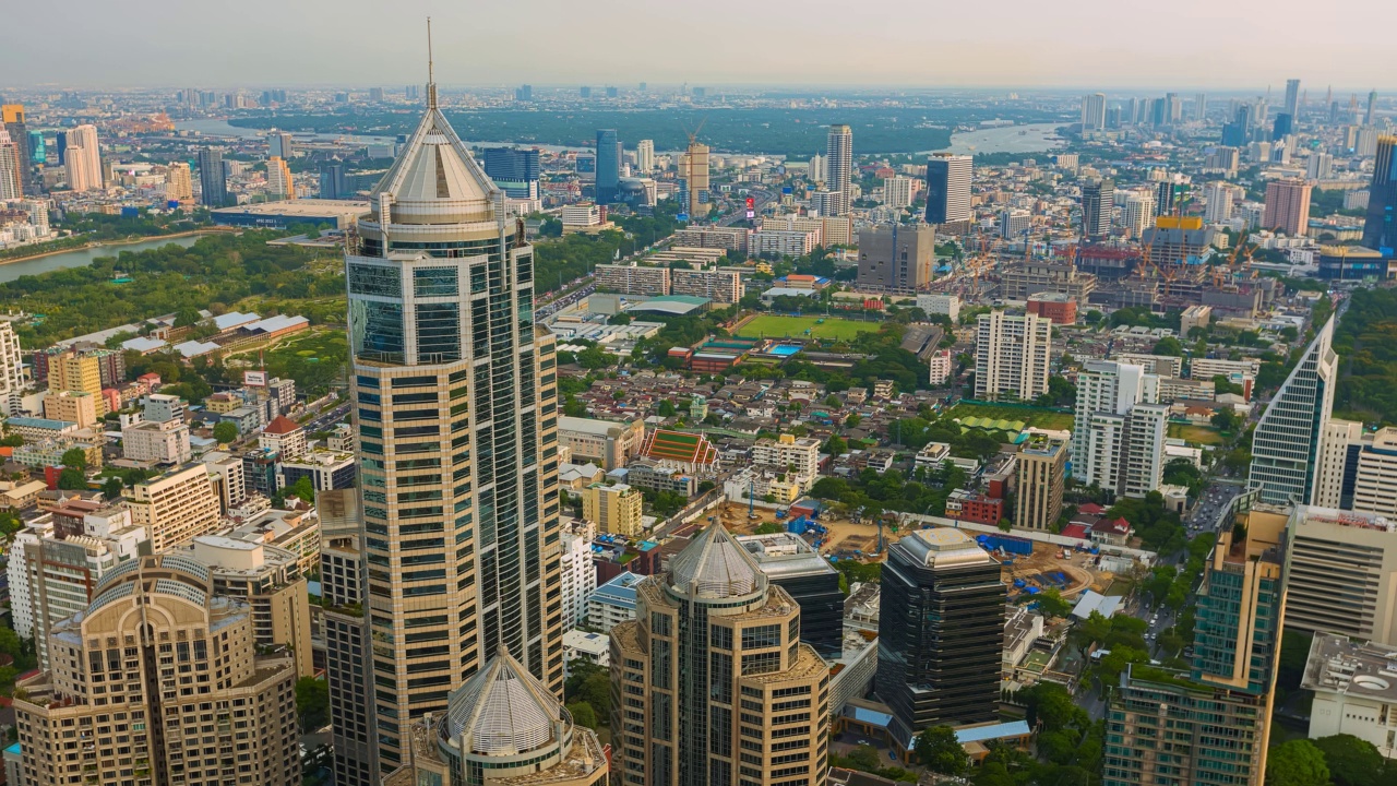 Ploenchit枢纽与汽车交通摩天大楼的鸟瞰图。泰国曼谷市区的夜景视频素材