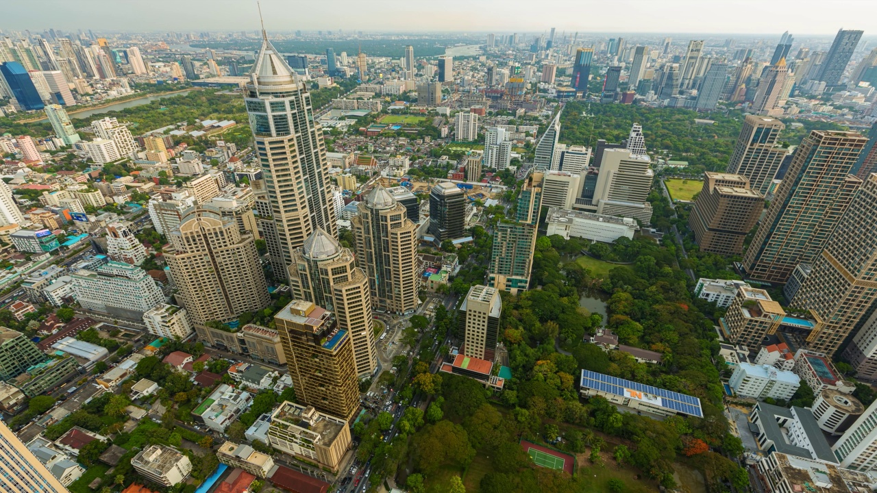 Ploenchit枢纽与汽车交通摩天大楼的鸟瞰图。泰国曼谷市区的夜景视频素材