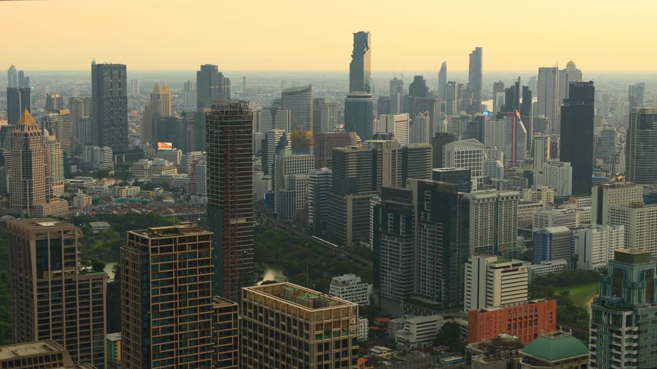 Ploenchit枢纽与汽车交通摩天大楼的鸟瞰图。泰国曼谷市区的夜景视频素材