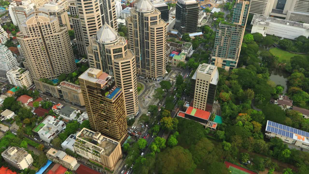 Ploenchit枢纽与汽车交通摩天大楼的鸟瞰图。泰国曼谷市区的夜景视频素材