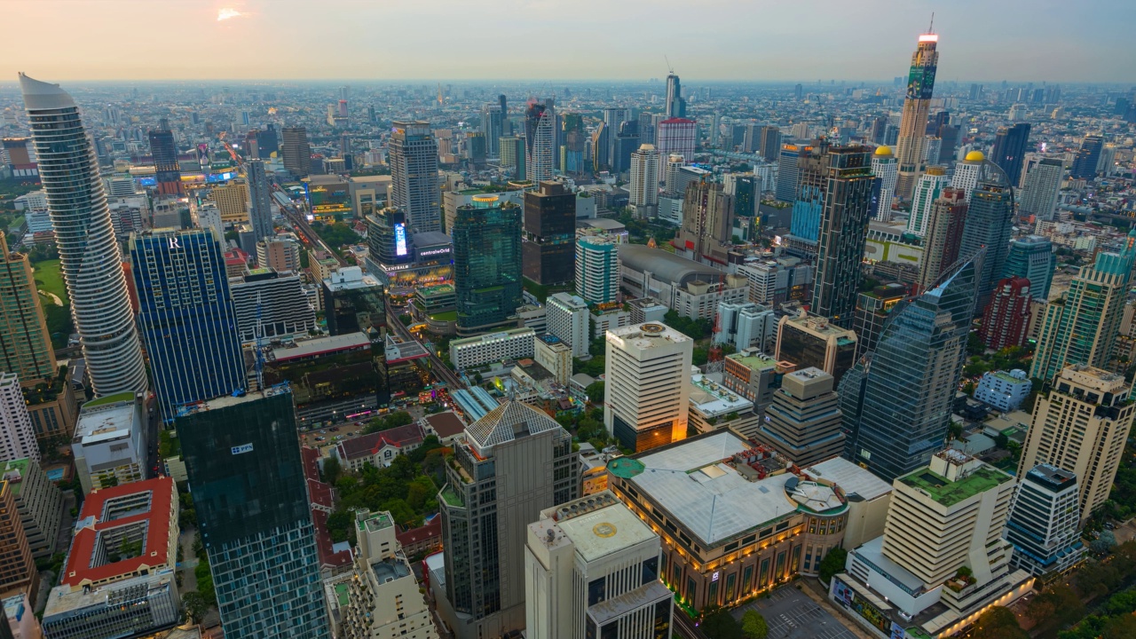 Ploenchit枢纽与汽车交通摩天大楼的鸟瞰图。泰国曼谷市区的夜景视频素材