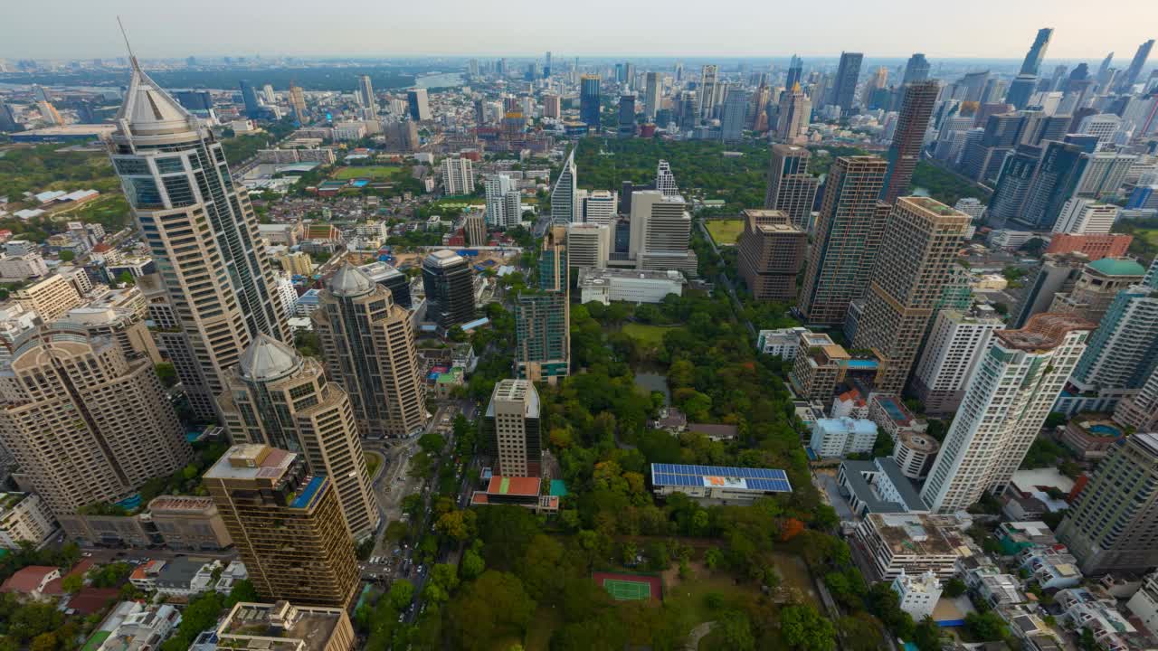 Ploenchit枢纽与汽车交通摩天大楼的鸟瞰图。泰国曼谷市区的夜景视频素材