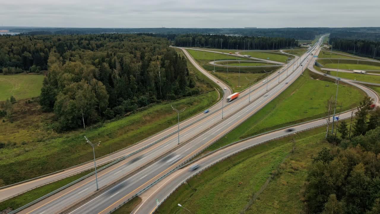 高速公路和道路交汇处的鸟瞰图视频素材