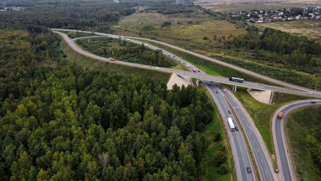 高速公路和道路交汇处的鸟瞰图视频素材